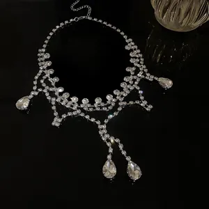 Gros plan d'un collier élégant en strass argentés avec pendentifs en goutte d'eau