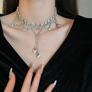 Gros plan d'un collier élégant avec des strass étincelants sur le cou du mannequin