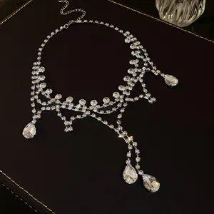 Gros plan d'un collier élégant en strass avec des pendentifs géométriques en goutte