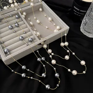 Collana lunga di perle in stile francese con perline geometriche su catena dorata per maglione