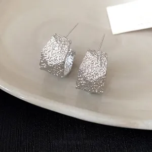 Pendientes de aro modernos en forma de C plateados con textura martillada para mujer