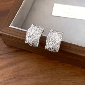 Pendientes geométricos en forma de C con acabado plateado texturizado muy elegante