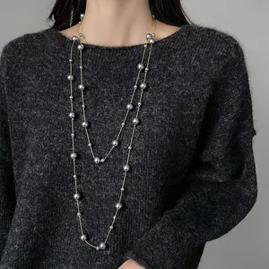 Elegante collana lunga di perle da donna, perle grigie su catena d'oro accessorio per maglione