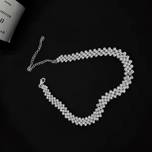 Détail en gros plan d'un collier ras du cou en strass argentés avec cristaux brillants