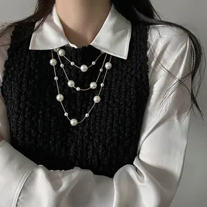 Dettaglio ravvicinato di un'elegante collana di perle lunga a più strati in stile francese
