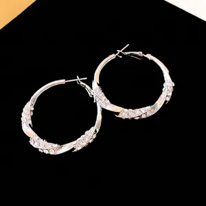 Orecchini a cerchio intrecciati color argento con pavé di cristalli per donna