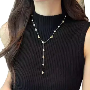 Elegante collana lariat a Y con perle irregolari e perline dorate testurizzate