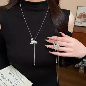 Dettaglio di un ciondolo a cervo in strass scintillanti su una catena lunga elegante