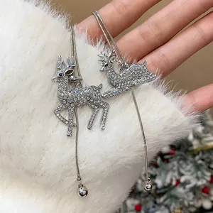Primo piano del ciondolo a forma di renna in argento con cristalli su pelliccia sintetica.