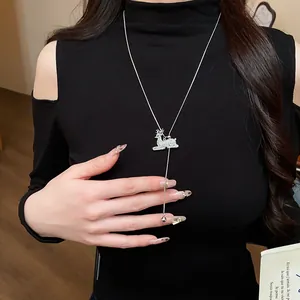 Elegante collana lunga a Y in argento con pendente a renna in strass indossata da una modella