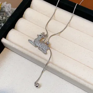 Dettaglio di un ciondolo a forma di renna scintillante con diamanti su catena argento.