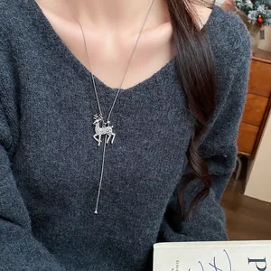 Elegante collana con pendente a forma di renna con strass, indossata come catena lunga