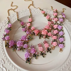 Set di Collana Bracciale Orecchini in Stile Pastorale con Rose e Perle Artificiali e Strass per Donna Gioielli Eleganti e Raffinati