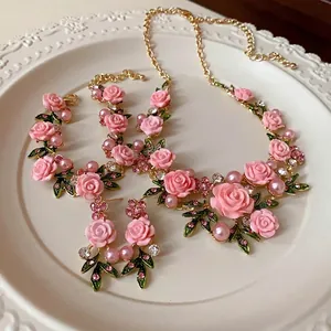 Elegante set di gioielli con rose rosa, perle e strass in stile pastorale