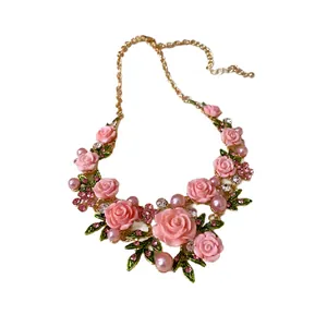Collana in stile pastorale con rose rosa, perle e strass scintillanti su catena d'oro