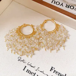 Eleganti orecchini a cerchio placcati oro 18k con nappe di cristallo trasparente