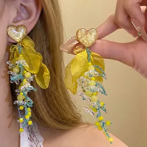 Orecchini a cuore dorati fatti a mano con chiffon giallo e nappe di perline