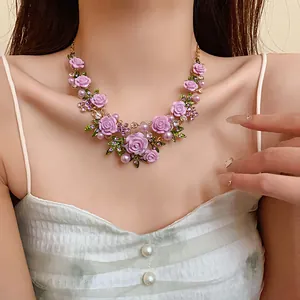 Vista dettagliata della collana con rose viola, perle e cristalli in stile pastorale