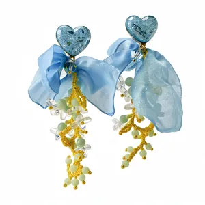 Eleganti orecchini a cuore blu con fiocchi di chiffon e nappe dorate con perline