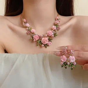Elegante set di collana e orecchini con fiori di rosa rosa pastorale indossati da modella