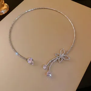 Elegante collana choker a farfalla in argento con zirconi scintillanti e nappe