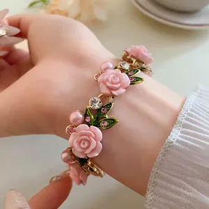 Vista dettagliata di un bracciale floreale stile pastorale con rose rosa e perle
