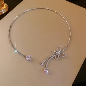 Collana choker color argento con farfalla in zircone scintillante e pietre rotonde