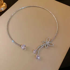 Primo piano dettagliato di una collana girocollo a farfalla in zircone con pietre pendenti