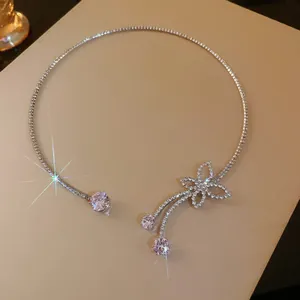 Elegante girocollo argentato con motivo a farfalla in zircone scintillante e gemme pendenti