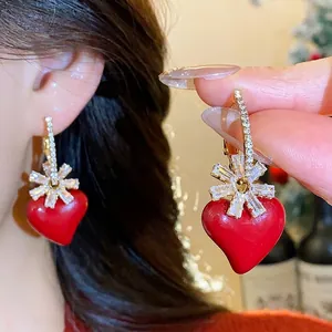 Boucles d'Oreilles Pendantes Coeur Rouge Fleur en Zirconia Plaqué Or 18K pour Femmes Style Luxe Vintage Cadeau de Noël
