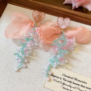 Primo piano di orecchini con nappe in chiffon a cuore stile spiaggia