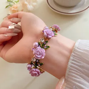 Dettaglio ravvicinato di un braccialetto rosa viola pastorale con perle e cristalli al polso