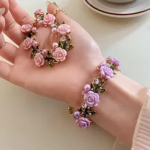 Dettaglio di un elegante set bracciale e ciondolo floreale con perle e strass luccicanti