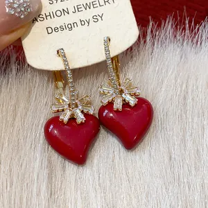 Élégantes boucles d'oreilles cœur rouge plaqué or 18 carats avec fleur en zircon sur fourrure