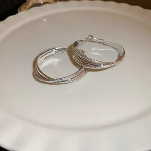 Eleganti orecchini a cerchio in argento a più strati con finitura luccicante di lusso.