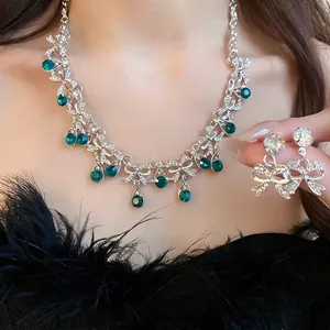 Elegantes Vintage-Schmuckset mit Schleife und smaragdgrünen Tropfensteinen im Palaststil