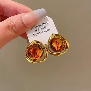 Orecchini retrò in resina ambrata con cornice dorata ondulata e aghi in argento sterling 925