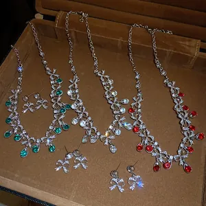 Detailansicht von Vintage-Schmucksets mit Schleifen und funkelnden Tropfensteinen in Farben.