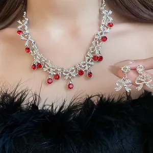 Nahaufnahme von Vintage-Schmuckset mit roten Kristallen und Schleifendetails