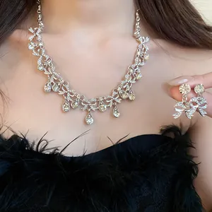 Elegantes Schmuckset aus Halskette und Ohrringen mit Strassschleifen und Wassertropfen.