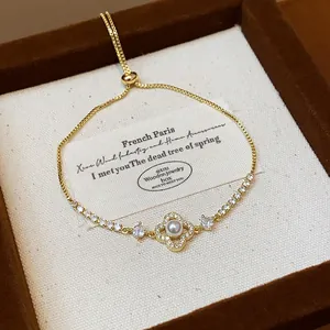 Λεπτομέρεια επιχρυσωμένου βραχιολιού 18k με λουλούδι, μαργαριτάρι και ζιργκόν