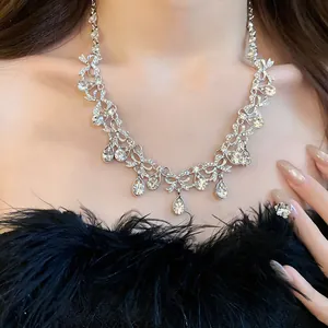 Nahaufnahme einer Vintage-Schleifenhalskette mit Strass-Tropfen an einem asiatischen Model