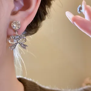 Elegante Ohrhänger mit Schleifen-Design und funkelnden Strasssteinen im Vintage-Stil
