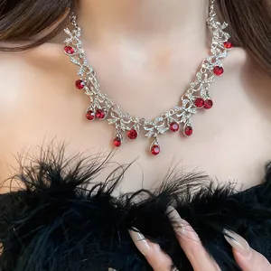 Detailansicht einer Vintage-Halskette mit roten Kristallen und Strass-Schleifen