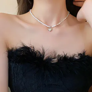Gros plan d'un collier élégant avec perles et pendentif cœur de style rétro français