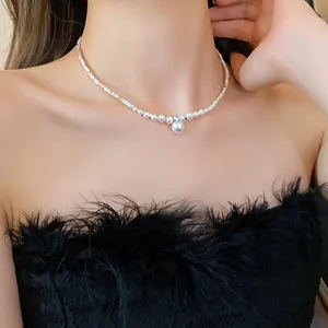 Détail en gros plan d'un collier de perles et de zircons de style vintage français