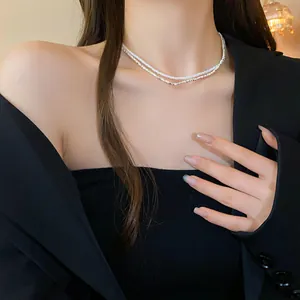 Détail élégant d'un collier à deux rangs de perles et de zircons sur un mannequin