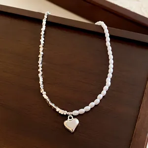 Gros plan détaillé d'un collier rétro français avec des perles et un pendentif cœur
