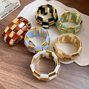 Braccialetti in acrilico con patchwork quadrato in vari colori e dettagli dorati