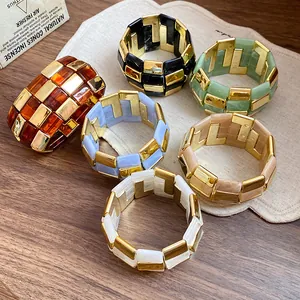 Bracciali a maglie quadrate in acrilico in vari colori con accenti metallici dorati